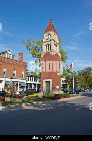 Tour de l'horloge Memorial dans Niagara-On-The-Lake (Ontario), Canada. La rue Queen avec magasins et restaurants dans la région de Niagara, sur le lac, sur. Banque D'Images