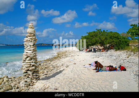 Cairn, de la pile de pierres sur une plage étroite Kralendijk, Bonaire, Antilles néerlandaises Banque D'Images