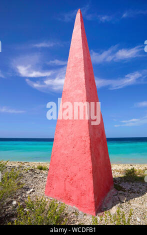 Obélisque à Red slave, bâtie en 1837 pour le transport du sel, de l'orientation du navire, Bonaire, Antilles néerlandaises Banque D'Images