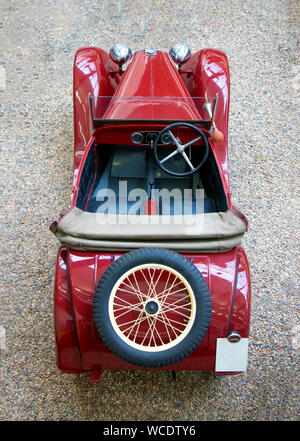 La vue ci-dessus de la voiture d'époque avec roue de secours. La voiture classique rouge avec roue classique à l'arrière. Banque D'Images