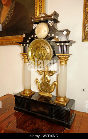 Plateau de table vieux Mantel Clock de 1840es Banque D'Images