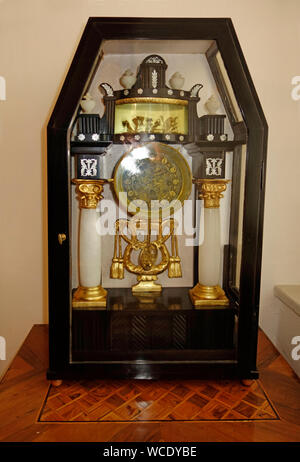 Plateau de table vieux Mantel Clock de 1840es Banque D'Images