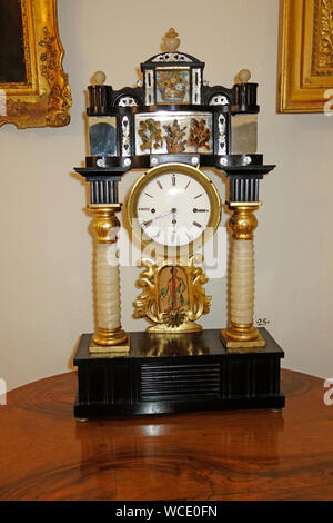 Plateau de table vieux Mantel Clock de 1840es Banque D'Images