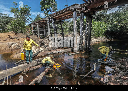 L'Amazonas, Brésil. Août 26, 2019. Les travailleurs de l'Institut brésilien de l'environnement et des ressources naturelles renouvelables de recueillir l'eau pour combattre un incendie dans Manicore, l'état d'Amazonas, Brésil le 26 août 2019. Brésil (Gabriela Biro/Agencia Estado/document via Xinhua) Credit : Xinhua/Alamy Live News Banque D'Images