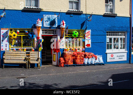 8 août 2019 un village coloré shop itrading dans de petits cadeaux, des glaces et des confiseries à Ardglass, comté de Down en Irlande du Nord Banque D'Images