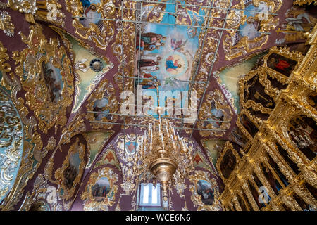 SERGIYED, Italy - 3 août 2019 : l'autel principal avec des icônes et des murs peints dans la cathédrale de la Sainte Trinité-Serge Lavra. Banque D'Images