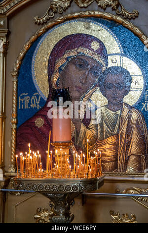 SERGIYED, Italy - 3 août 2019 : Intérieur de la Dormition (Assomption) Cathédrale de la Trinité de Saint Sergius Lavra. Vierge Marie icône avec cand Banque D'Images