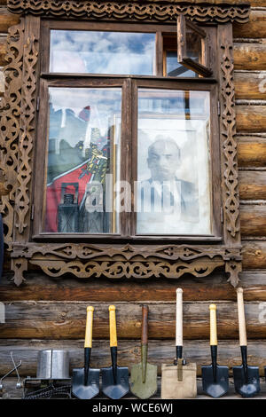 Moscou, Russie - 3 août 2019 : Marché Izmailovsky. un marché artisanal, des souvenirs et objets de seconde main à la périphérie de Moscou. Dans le portrait de Lénine Banque D'Images