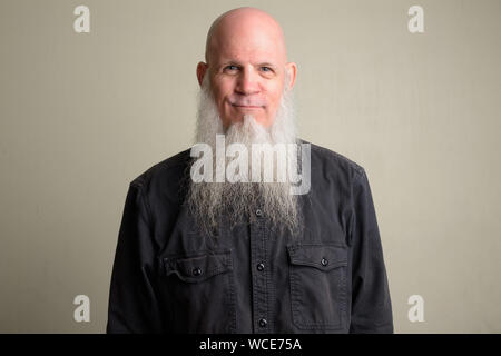 Homme chauve avec maturité longue barbe grise Banque D'Images