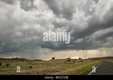 Ciel tempête spectaculaire dans l'extrême nord-est du Mexique. Beaux nuages de tempête au-dessus d'un terrain où les hautes plaines se transforme en un paysage plus montagneux. Banque D'Images