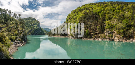 Vue panoramique de la rivière Verdon se jette dans le lac de Castillon près de Saint-Julien-du-Verdon dans les Alpes de Haute Provence en France Banque D'Images