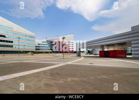 MILAN, ITALIE, le 24 août 2019 - Piazza Gino Valle (Gino Valle Square), qui abrite de nombreux édifices modernes tels que 'Casa Milan'. La Lombardie en Italie. Banque D'Images