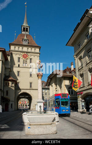 Le tramway passant Pol. tour médiévale et réveil. Vieille Ville, Berne, Suisse Banque D'Images