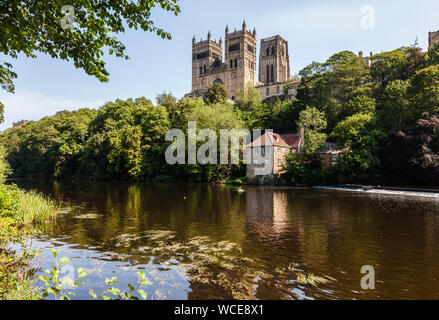 Une vue de la cathédrale de Durham sur la rivière Wear Banque D'Images