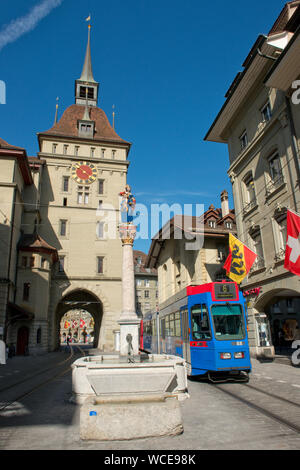 Le tramway passant Pol. tour médiévale et réveil. Vieille Ville, Berne, Suisse Banque D'Images