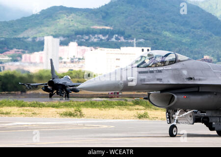 F-16 Fighting Falcon à partir de la 138e Escadre de chasse taxi l'axe de vol pendant l'exercice Aloha Sentry 19-2 Le 23 août 2019, à la constitution d'une base commune Pearl Harbor-Hickam, New York. L'exercice implique des sorties de combat avec les avions visiteurs de visiter des unités de la garde nationale de l'air et la Royal Australian Air Force. Aloha Sentry offre aux participants une approche à multiples facettes, lieu commun avec le soutien de l'infrastructure et du personnel. (U.S. Photo de la Garde nationale aérienne Aviateur John Senior Linzmeier) Banque D'Images