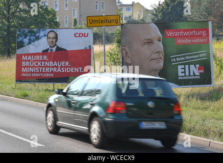 28 août 2019, Berlin, Francfort (Oder) : un panneau de circulation avec l'inscription "dispositions relatives' se trouve sur une rue en face de deux affiches électorales avec le premier candidat pour la CDU pour les élections de l'état dans le Brandebourg, Ingo Senftleben et le premier ministre de Brandebourg et le premier candidat pour le SPD Brandebourg, Dietmar Woidke. Un nouveau parlement est élu dans le Brandebourg le 01 septembre. Photo : Patrick Pleul/dpa-Zentralbild/ZB Banque D'Images