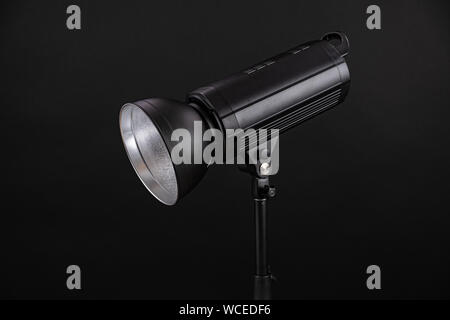 Chef de studio lampe flash lampe lumière. Vue latérale de l'éclairage photographie de studio professionnel close up sur fond noir capuchon de protection. Banque D'Images