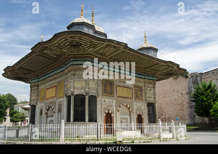 L'extérieur de la fontaine publique construite en 1728 pour le Sultan Ahmed III juste à l'extérieur de la barrière pour le célèbre palais de Topkapi à Istanbul, Turquie. Banque D'Images