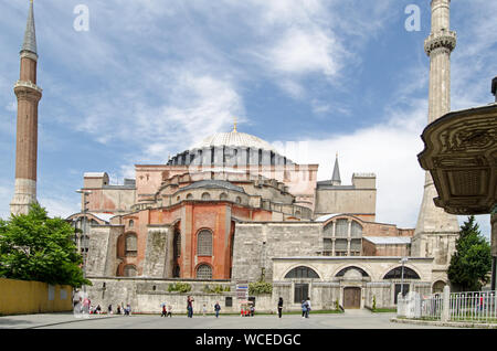 Istanbul, Turquie - 6 juin 2016 : les touristes et les habitants en passant devant l'ancienne cathédrale Sainte-Sophie magnifique et mosquée, maintenant un musée Banque D'Images