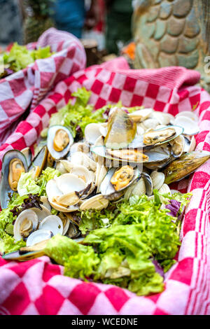 Barbecue d'été savoureux ensemble au cours de la famille garden party Banque D'Images