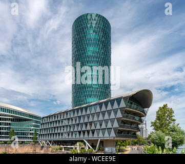 Le quartier Westhafen de Francfort. Dans ce domaine sont le port et marina, Westhafen Tower est le plus haut édifice connu aussi sous le nom de das Gerippte. Banque D'Images