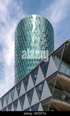 Le quartier Westhafen de Francfort. Dans ce domaine sont le port et marina, Westhafen Tower est le plus haut édifice connu aussi sous le nom de das Gerippte. Banque D'Images