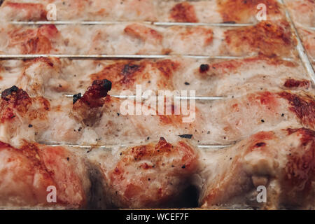 La viande de porc fraîche appétissante cuisine grill kebab sur extreme close-up Banque D'Images