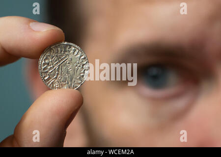 Ian Richardson, trésor d'enregistrement au British Museum la tenue d'un rare exemple d'une mule, d'une pièce de monnaie de l'époque de Édouard le Confesseur (1042-66). La médaille, c'est de la vallée de l'amasse, mâcher un grand trésor découvert récemment par des utilisateurs de détecteurs de métaux dans la région de Somerset, et apporte un éclairage nouveau sur la période post-conquête et l'impact de l'invasion normande de l'Angleterre. Banque D'Images