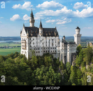 L'été, cadre vertical de la romantique château de Neuschwanstein - célèbre l'Europe, et l'allemand en vue de l'architecture néo-romane de style situé à Banque D'Images