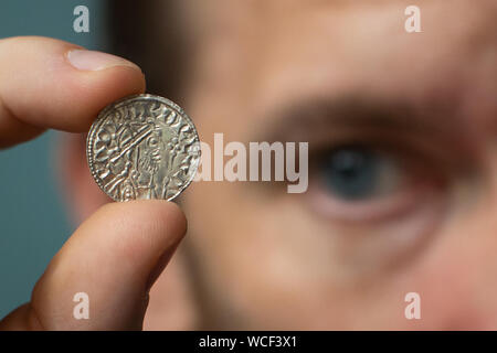 Ian Richardson, trésor d'enregistrement au British Museum la tenue d'un rare exemple d'une mule, d'une pièce de monnaie de l'époque de Édouard le Confesseur (1042-66). La médaille, c'est de la vallée de l'amasse, mâcher un grand trésor découvert récemment par des utilisateurs de détecteurs de métaux dans la région de Somerset, et apporte un éclairage nouveau sur la période post-conquête et l'impact de l'invasion normande de l'Angleterre. Banque D'Images