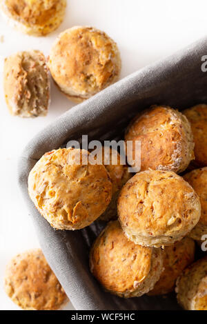 Concept alimentaire boulangerie pâtisserie au beurre salé fait maison, jambon et fromage scones sur fond blanc Banque D'Images