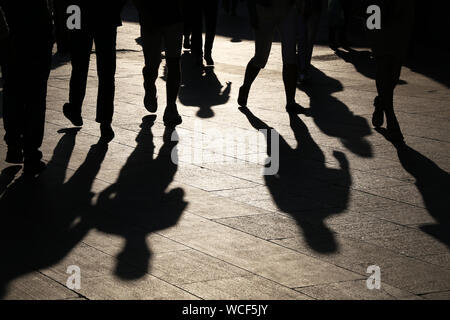 Silhouettes noires et des ombres de personnes dans la rue. Foule marchant sur le trottoir, concept de piétons, de la criminalité, de la société, de la vie en ville Banque D'Images