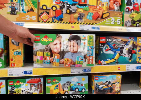 Les boîtes Lego dans un magasin de jouets Banque D'Images