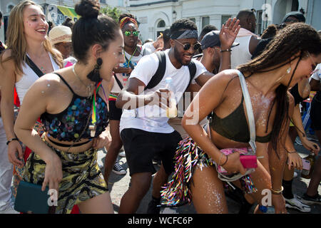 Le carnaval de Notting Hill, le 25 août 2019. Les jeunes gens dansent dans le défilé. Banque D'Images