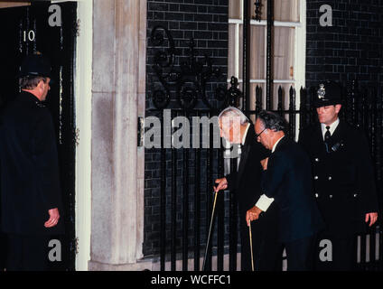 Harold MacMillan l'ancien premier ministre conservateur entre dans 10 Downing Street, à l'occasion du 250e anniversaire de No10 Downing Street. Banque D'Images