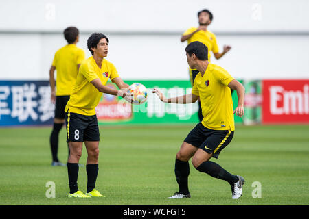 Les joueurs du Japon Kashima Antlers du F.C. prendre part à une session de formation avant l'match quart contre la Chine Guangzhou Evergrande Taobao C.F. durant la Ligue des Champions de l'AFC 2019 dans la ville de Guangzhou, province du Guangdong en Chine du sud, le 27 août 2019. Banque D'Images