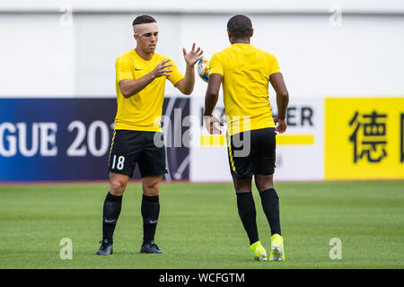 Les joueurs du Japon Kashima Antlers du F.C. prendre part à une session de formation avant l'match quart contre la Chine Guangzhou Evergrande Taobao C.F. durant la Ligue des Champions de l'AFC 2019 dans la ville de Guangzhou, province du Guangdong en Chine du sud, le 27 août 2019. Banque D'Images