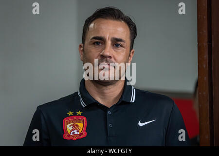 L'entraîneur-chef Fabio Cannavaro de la Chine Guangzhou Evergrande Taobao C.F. assiste à une conférence de presse avant le match quart de finale contre Kashima Antlers C.F. du Japon au cours de la Ligue des Champions de l'AFC 2019 dans la ville de Guangzhou, province du Guangdong en Chine du sud, le 27 août 2019. Banque D'Images