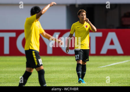 Les joueurs du Japon Kashima Antlers du F.C. prendre part à une session de formation avant l'match quart contre la Chine Guangzhou Evergrande Taobao C.F. durant la Ligue des Champions de l'AFC 2019 dans la ville de Guangzhou, province du Guangdong en Chine du sud, le 27 août 2019. Banque D'Images