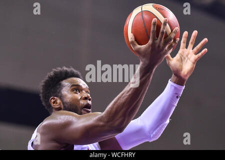 Un joueur de basket-ball de Venezuela sauts pour une mise en place au cours de 2019 Suzhou Basketball Challenge International à l'encontre de la Grèce dans la ville de Suzhou, province de Jiangsu Chine orientale, le 27 août 2019. La Grèce a défait le Venezuela avec 74-51 et remporte le championnat de basketball Challenge International de Suzhou 2019 à Suzhou City, Jiangsu province de Chine orientale, le 27 août 2019. Banque D'Images
