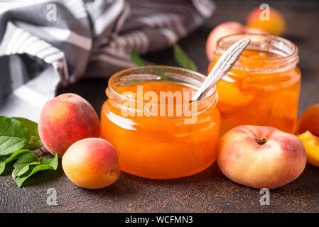 Confiture d'abricot en pot de verre Banque D'Images