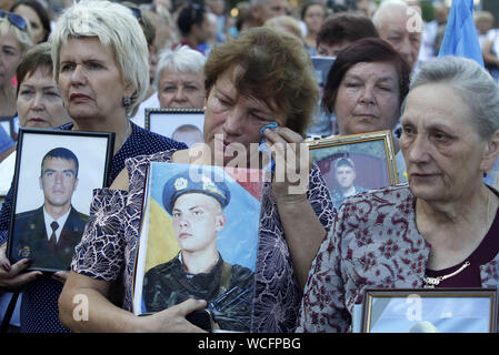 Kiev, Ukraine. Août 28, 2019. Une femme réagit au cours d'un rassemblement de familles de soldats ukrainiens tués, qui ont perdu la vie dans les combats près de la ville de Ilovaysk il y a cinq ans, lors d'un rassemblement devant l'ambassade russe à Kiev, Ukraine, le 28 août 2019. Les Ukrainiens se sont réunis à la mémoire des soldats ukrainiens perdu, marquant marquant le 5e anniversaire de lutte dans Ilovaysk. Selon les représentants de l'Ukraine, 366 soldats ukrainiens ont été perdues et 158 ont été portées disparues au cours de violents combats entre les forces du gouvernement ukrainien et les séparatistes pro-russes, près de de Ilovaysk à août 2014 à l'Ukraine. (Credi Banque D'Images