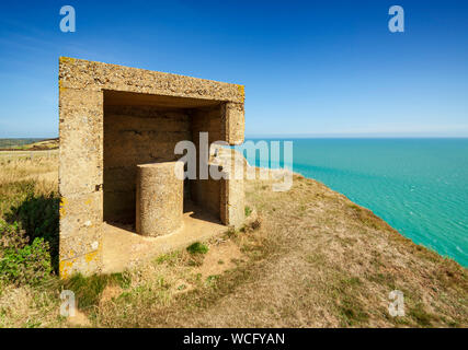 Structure en béton Abbés Falaise, Folkestone, Kent, Angleterre, Royaume-Uni. Probablement une guerre mondiale deux embrasure, ou poste de guet. Banque D'Images