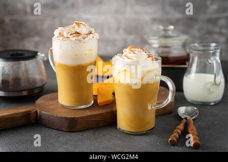 Deux tasses en verre d'épices cappuccino de potiron sur fond gris foncé Banque D'Images