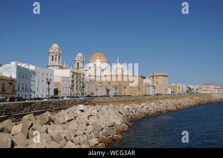 Aperçu de la ville de Cadix cathédrale de la Sainte Croix, à côté de la plage et de la jetée (Cádiz, Andalousie, Espagne) Banque D'Images