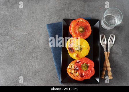 Poivrons farcis aux légumes colorés avec du riz et de pois chiches Banque D'Images