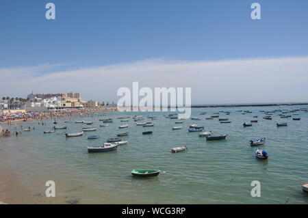 Bateaux de pêche dans la plage de La Caleta et la vieille station balnéaire, Cdiz, région d'Andalousie, Espagne, Europe Banque D'Images