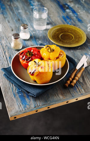 Poivrons farcis aux légumes colorés avec du riz et de pois chiches Banque D'Images