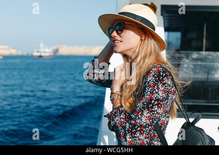 Happy blonde femme méditerranéenne émerveillé par le panorama on cruise ship Banque D'Images